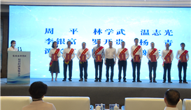 德勝釩鈦公司及董事長(zhǎng)周平分獲“沙灣區(qū)優(yōu)秀民營(yíng)企業(yè)”、“沙灣區(qū)優(yōu)秀民營(yíng)企業(yè)家”榮譽(yù)